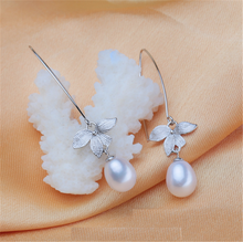 Load image into Gallery viewer, Daisy Dangling Drop Pearl Silver Earrings