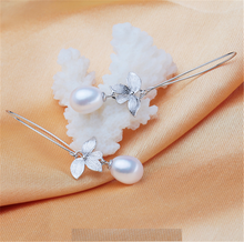 Load image into Gallery viewer, Daisy Dangling Drop Pearl Silver Earrings