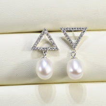 Load image into Gallery viewer, Triangle au Natural White Pearl Silver Earring