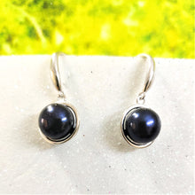 Load image into Gallery viewer, Black Tear Drop Natural Pearl Clip on Silver Earrings