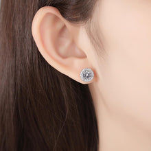 Load image into Gallery viewer, New York Solitaire Sparkling Stud Silver Earrings