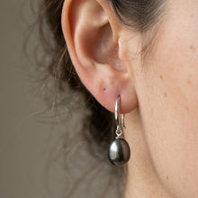 Load image into Gallery viewer, Grey natural pearl silver drop earring worn on a model ear
