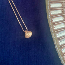 Load image into Gallery viewer, Rose Gold Oyster Pearl Pendant Silver Necklace
