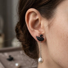 Load image into Gallery viewer, Swan_Dangling_Natural_Pearl_Silver_Earrings worn by model
