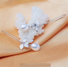 Load image into Gallery viewer, Daisy Dangling Drop Pearl Silver Earrings
